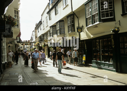YORK YORKSHIRE ENGLAND UK September Shopper zu Fuß entlang der schmalen Fußgängerzone Stonegate Stockfoto