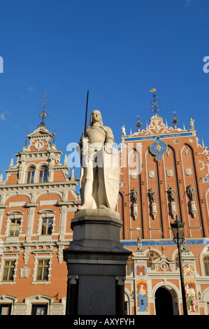 Statue von Roland vor dem Haus der Schwarzhäupter (Melngalvju Nams), Rathausplatz, Riga, Lettland, Baltikum Stockfoto