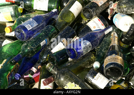 Alte grüne und blaue Glasflaschen zur Wiederverwertung Plat / Grüne Und Blaue Altglasflaschen in Sammelstelle Stockfoto