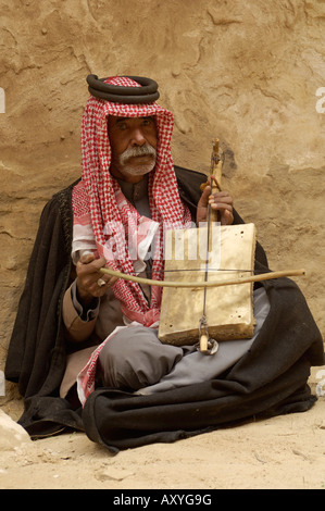 Beduinen-Mann in traditioneller Kleidung spielen ein Musikinstrument, Beida (Little Petra), Jordanien, Naher Osten Stockfoto