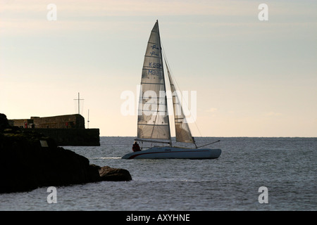 Kleine Yacht verlassen St. Micheals Mount Hafen Marazion Cornwall UK Stockfoto