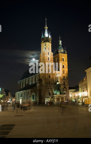 Nachtaufnahme von Saint Marys Church oder Basilika, Marktplatz, Altstadt, Krakau, Hertitage der UNESCO, Polen Stockfoto