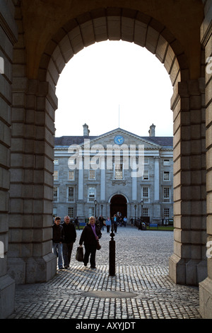 Trinity College Dublin Irland betrachtet der Haupteingang über Parliament Square aus dem Campanile-Turm Stockfoto