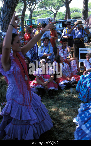 Die Wallfahrt nach El Rocio, führt durch den Nationalpark Coto Donana eine Frau tanzt Flamenco während einer Pause Stockfoto