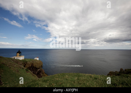 Ein Fischerboot geht vor Leuchtturm St. Abbs, Berwickshire, Scottish Borders Stockfoto