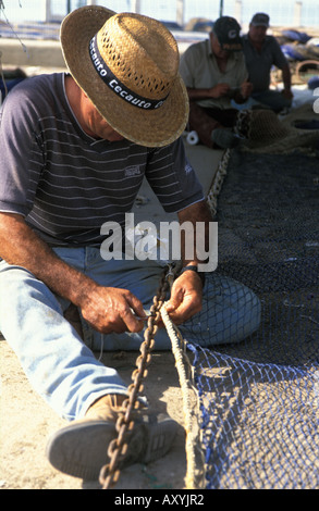 Sanlucar de Barremeda ein Fischer seine Netze an Lonja Bonanza Reparatur Stockfoto