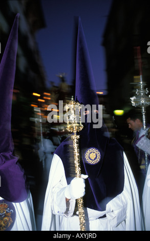 Jerez De La Frontera während der Heiligen Woche der östlichen feierliche Prozessionen durch die Nacht passieren Stockfoto