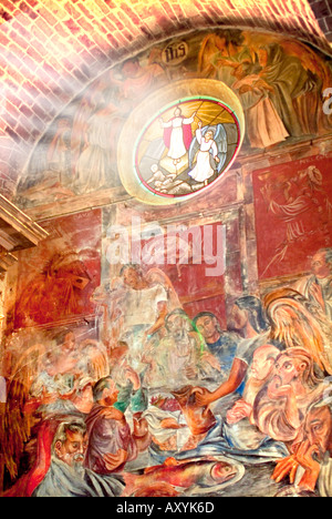 Wandmalerei und Glasmalerei-Fenster in der Kirche Stockfoto