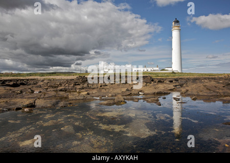 Scheunen-Ness-Leuchtturm und Rock pool Reflexion, East Lothian, Schottland Stockfoto