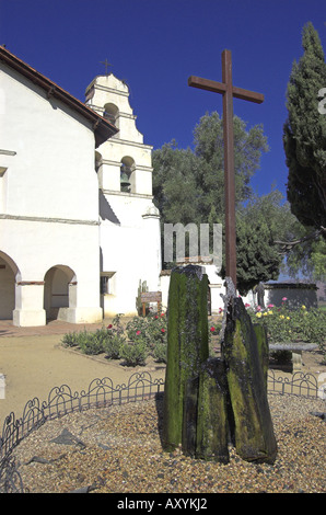 Brunnen und Kreuz an der Mission San Juan Bautista CA USA Stockfoto