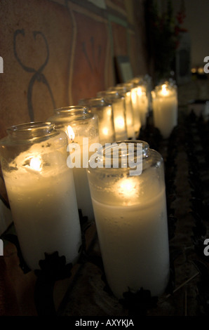 Votiv-Kerzen an Mission San Juan Bautista CA Stockfoto