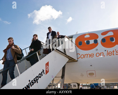 Passagiere aussteigen EasyJet Flug, Stansted Flughafen, England, UK Stockfoto