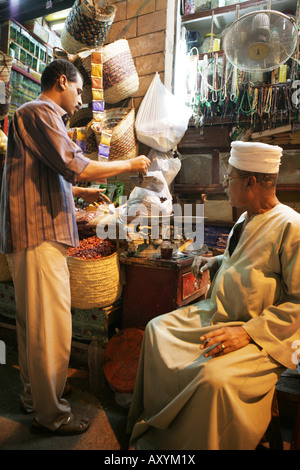 EGY Ägypten Assuan Scharia El Souk Street Bazar lokalen shopping-Bereich Stockfoto