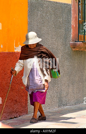 Frau mit Rohrstock gehen auf der Straße von San Miguel de Allende, Mexiko Stockfoto