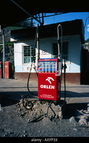 8. Juni 2006 - Tankstelle mit einem deutschen Zapfsäule im Besitz von polnischen Öl-Raffinerie PKN Orlen in der kirgisischen Dorf Arslanbop. Stockfoto