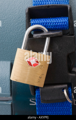 Studio Stillleben amerikanischen TSA Sentry Alarm Messingschlösser auf Gepäck Gurt auf Koffer befestigt Stockfoto