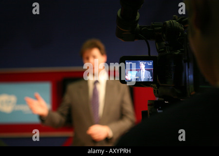Liberaler Demokrat Führer Nick Clegg MP interviewt während eines Besuchs in Oldham College Stockfoto