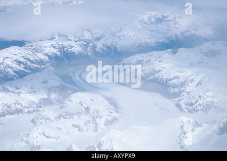 Luftaufnahme eines Gletschers im Schnee bedeckt die Berge des südlichen Chile, Chile Stockfoto