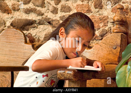 Hübsches Kind Hausaufgaben Stockfoto