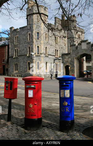 Windsor Schloss rot blauer Brief Boxen Royal Borough of Windsor und Maidenhead, Berkshire, England, UK, GB Stockfoto