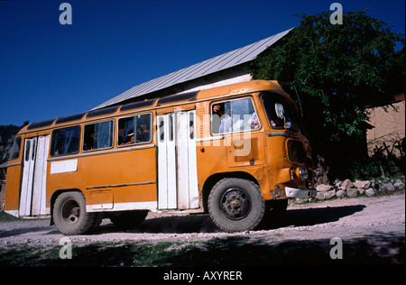 7. Juni 2006 - Ortsbus, der seinen Weg durch die kirgisischen Berge Dorf von Arslanbop. Stockfoto