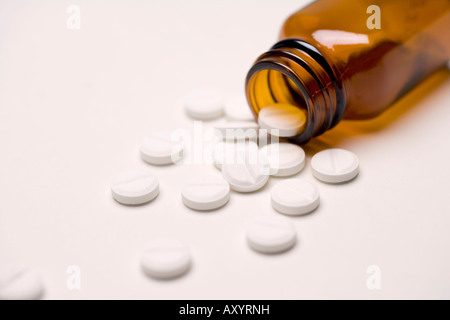 Medikamente Pillen oder Tabletten aus einem Braunglas Medizin Flasche Aspirin oder Paracetamol-Schmerzmittel Stockfoto