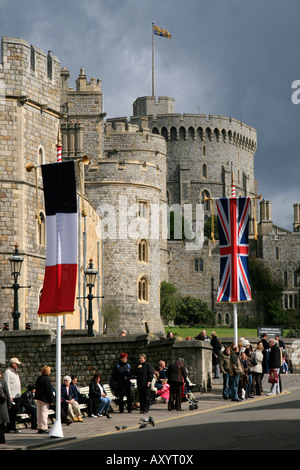 Windsor Castle Touristen Französisch Besuch Zustandsflags Royal Borough of Windsor und Maidenhead, Berkshire, England, UK, GB Stockfoto