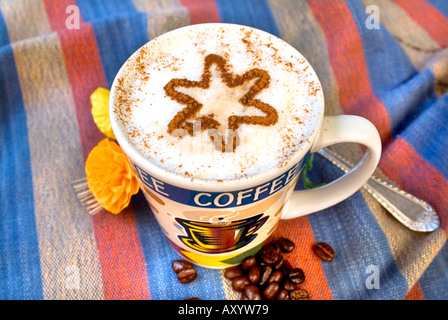 Hohen Winkel Schuss Kaffee Latte mit Stern-Design von Zimt auf Schaum Stockfoto