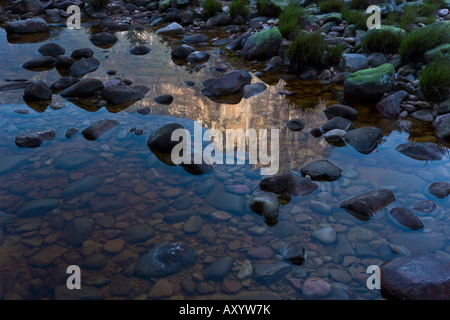 Reflexion von den Angel Falls, Venezuela in den Gewässern des tropischen Regenwaldes Stockfoto