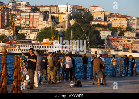 Istanbul, Marmara Region, Türkei; Fischer auf der Üsküdar, Waterfront Fährhafen im Hintergrund Stockfoto