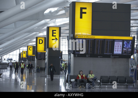 Flug Abflug Informationstafeln im landseitigen Abflugbereich eröffnete neu Flughafen London Heathrow Terminal 5 Gebäude Stockfoto