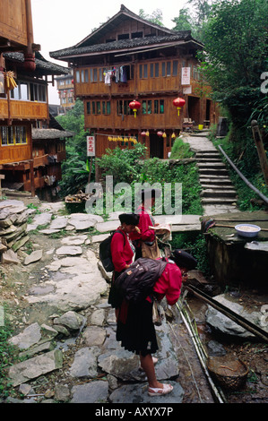 27. August 2006 - erfrischen einheimische Frauen sich in Yao Minderheit Dorf von Ping'an in der chinesischen Provinz Guangxi. Stockfoto