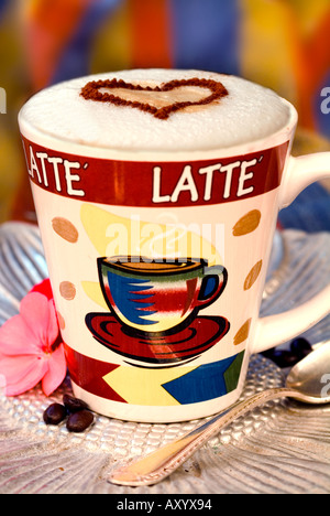 Latte mit Herz-Form-Design gemacht von Zimt auf Schaum Stockfoto