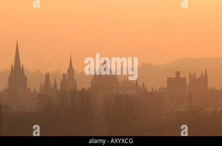 Die Träumenden Türme von Oxford in der Abenddämmerung, die Universitätskirche Radcliffe Kamera Allerseelen und New College und Bodleian Library Stockfoto