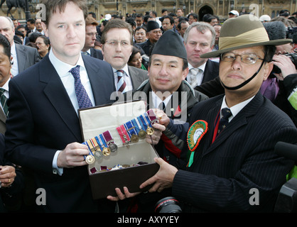 Lib Dem Anführer Nick Clegg MP erhält Medaillen von Gurkhas protestieren auf die Weigerung der britischen Regierung, Staatsbürgerschaft geben zurückgegeben Stockfoto