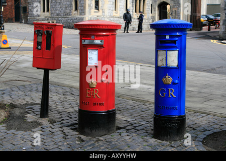 Windsor rot & blauen Brief Boxen & Stempel Dispenser Royal Borough of Windsor und Maidenhead, Berkshire, England, UK, GB Stockfoto