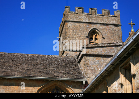 Mond und St. Michaels Kirche Guiting Power Cotswolds England Stockfoto