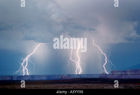 Flash-Blitz über der Wüste, USA, Arizona, Lake Powell, Seite Stockfoto