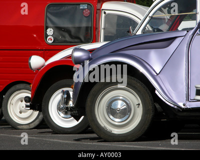 Bunte Citroen 2CV Autos machen eine surrealistische Muster Stockfoto