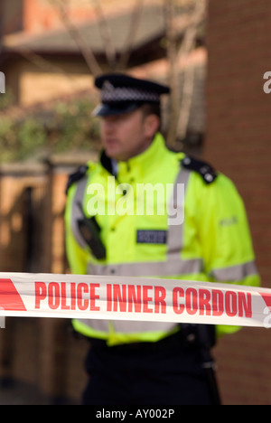 Polizist und Cordon unterzeichnen am Tatort bei einem Verkehrsunfall, Hounslow, Middlesex, Großbritannien. 30. März 2008. Stockfoto