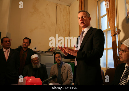 Brian Paddick, liberale Demokrat Anwärter für Bürgermeister von London und ehemaliger Top Polizist spricht in Brick Lane Moschee Stockfoto