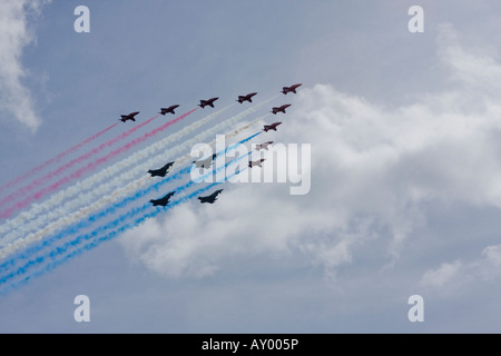 Royal Air Force Red Arrows Bildung Kunstflugstaffel fliegen in Formation mit vier Typhoon Flugzeuge über London zum 90. Geburtstag von Stockfoto