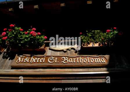 Melden Sie sich auf die in einem Restaurant am Königssee im Hintergrund der Watzmann Berchtesgadener Land National park Bayern Deutschland Stockfoto