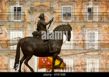 Die Statue von Philip III auf dem Pferd vor die beleuchtete Wände des Casa De La Panaderia bei Nacht, Plaza Mayor, Madrid Stockfoto