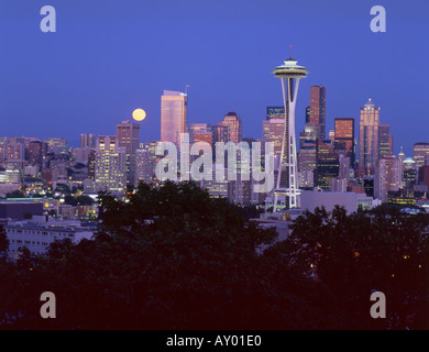 Skyline von Seattle Washington von Königin Anne Park und Vollmond Stockfoto