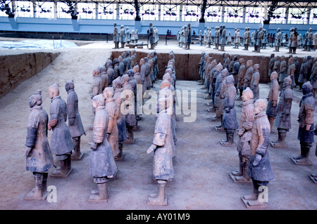 Terrakottasoldaten, die in Reihen, Xian aufgestellt Stockfoto