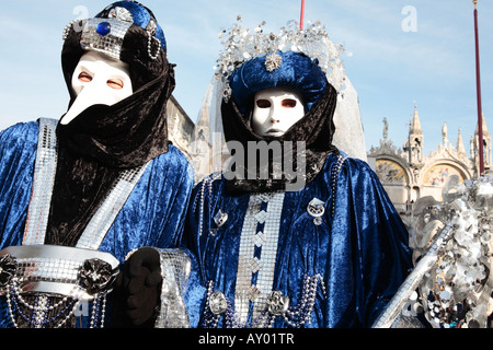 wunderbare Modenschau verkleidete Menschen während der Karneval von Venedig in Italien (der Effekt ist kein Photoshop-Trick) Stockfoto