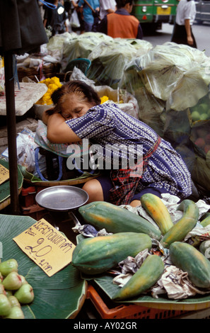 Alte Frau Blumenverkäuferin schlafen am Stall, Bangkok Stockfoto