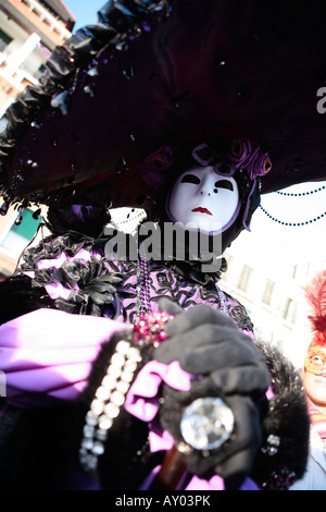 wunderbare Modenschau verkleidete Menschen während der Karneval von Venedig in Italien (der Effekt ist kein Photoshop-Trick) Stockfoto