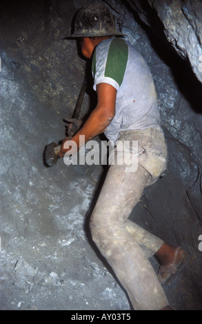 Ein Bergmann bei der Arbeit in den Silberminen von Potosi Stockfoto